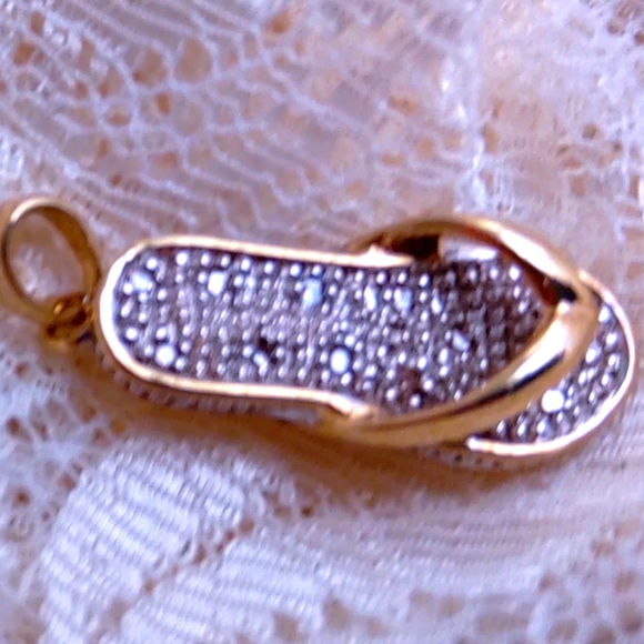 14 K Yellow GOLD TEN DIAMONDS INLAID SLIPPER ( FLIP FLOP ) PENDANT NECKLACE - Picture 3 of 6